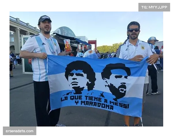 现场花絮：那不勒斯主场球迷抗议，比赛第10分钟集体背对球场一分钟